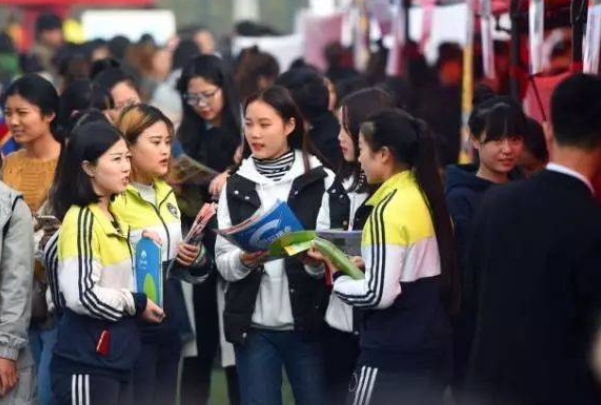 不用参加统考，也能拿教师资格证的师范生，入编的机会反而更大