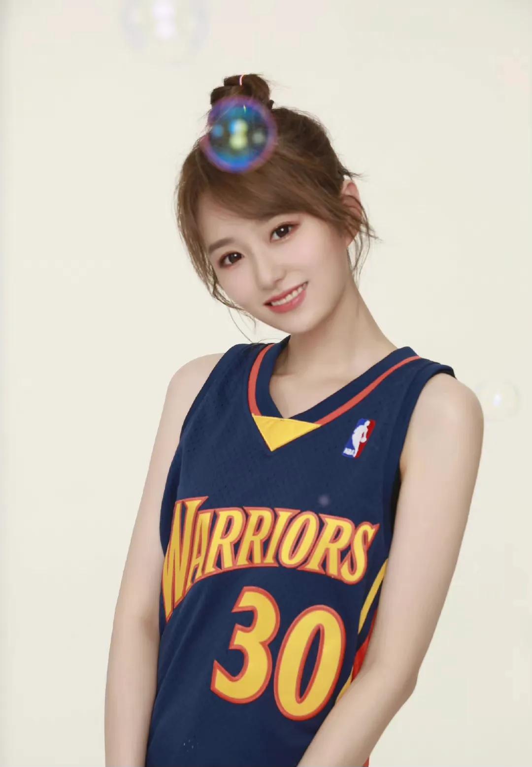 为什么叫nba解说小姨妈(谈起腾讯NBA女主播，就不得不提起小姨妈的大名了，你更喜欢谁？)