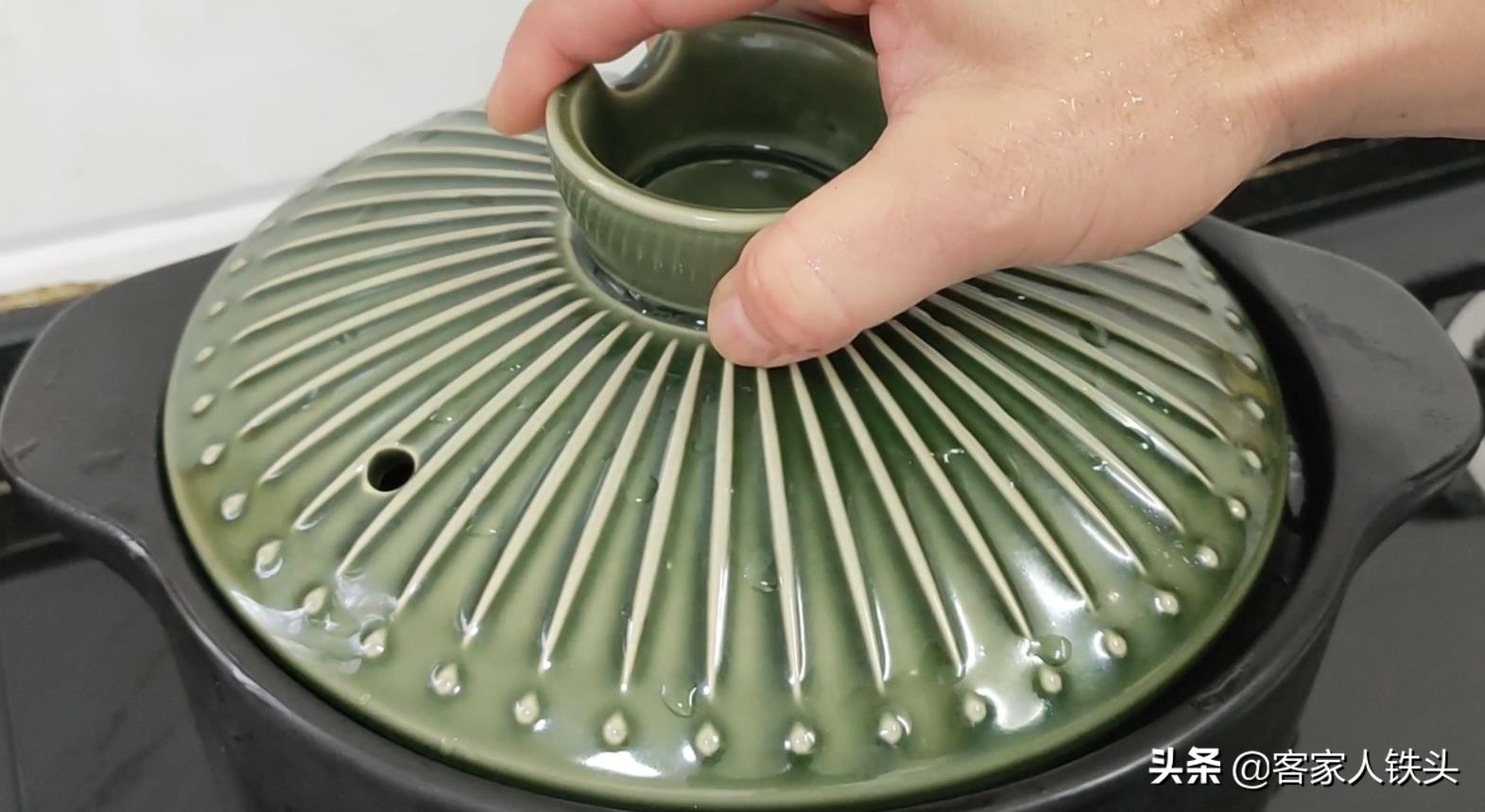 猪肚煲汤？广东人的做法最正宗，一开盖香扑鼻，汤色奶白特别好喝