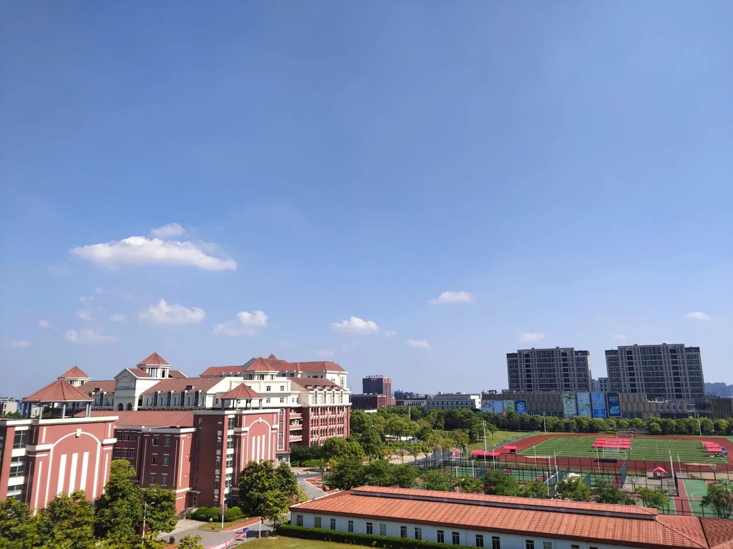 今天全员返校，下周开始线下，舍友也都回归,深夜听他们聊天，说实话感触很深