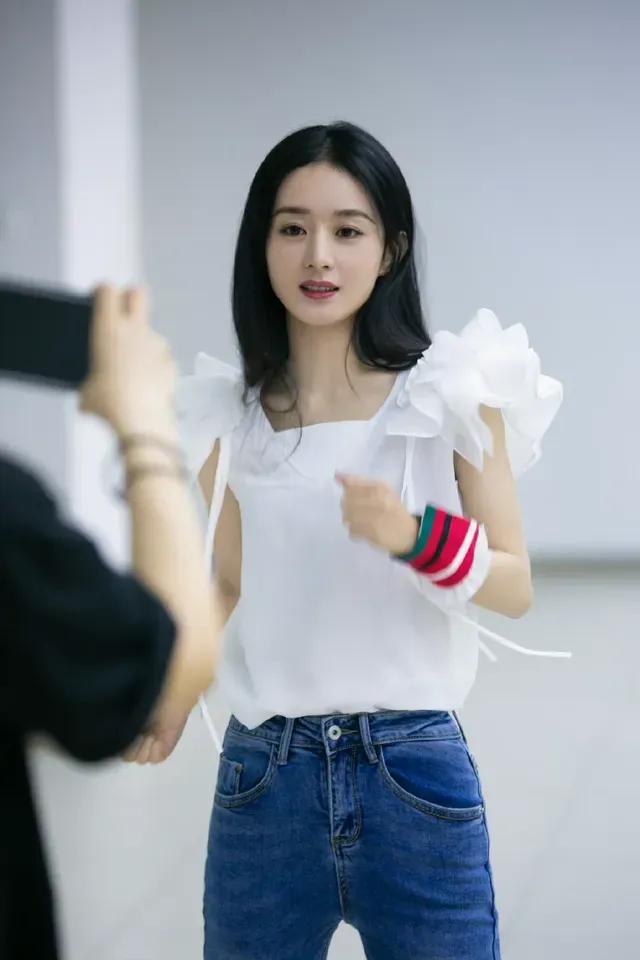 美丽可爱的赵丽颖，幼态的五官，亲和力的笑容，自强、善良、上进