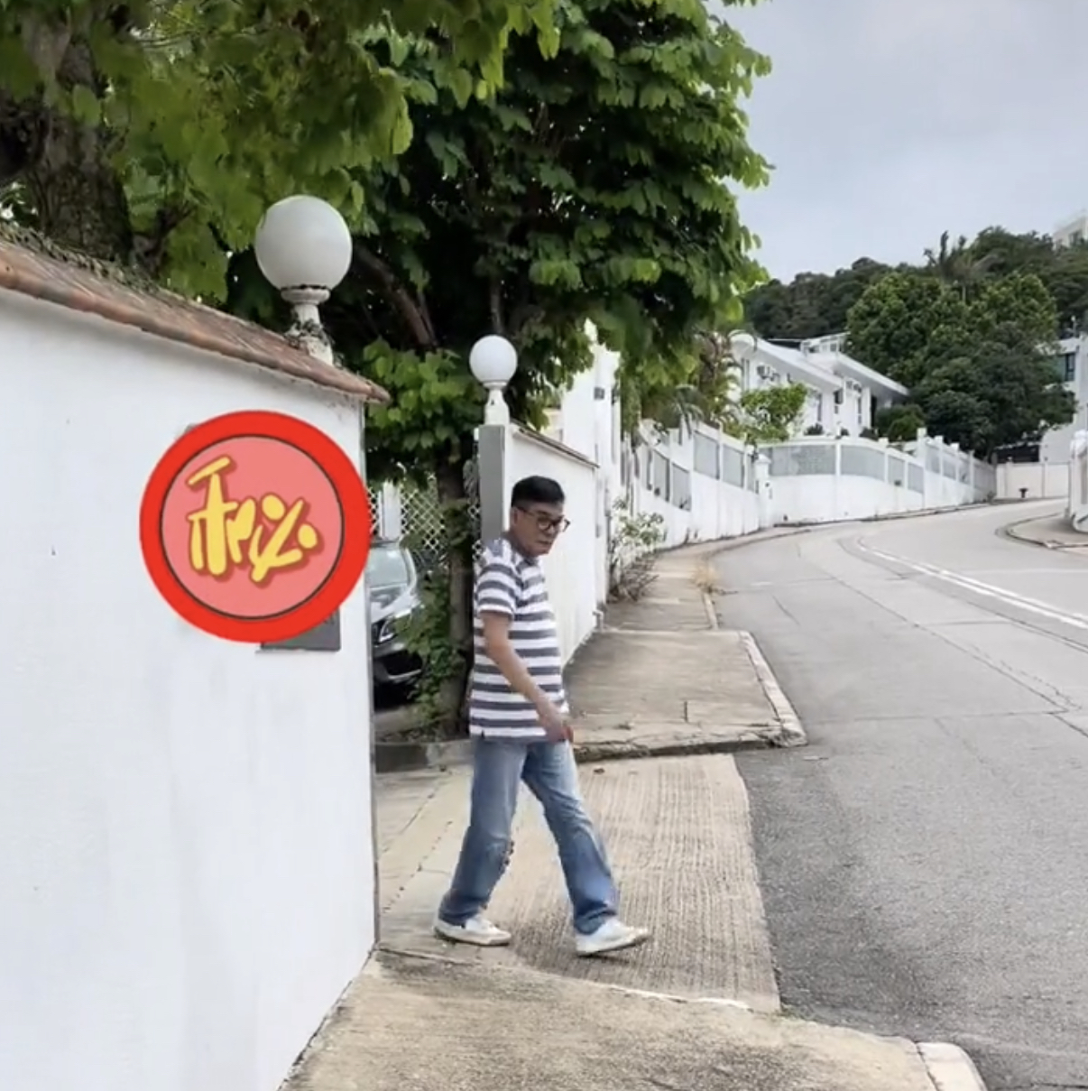 68岁港星李国麟豪宅曝光，疑似富三代住半山别墅，穿百元衣太低调