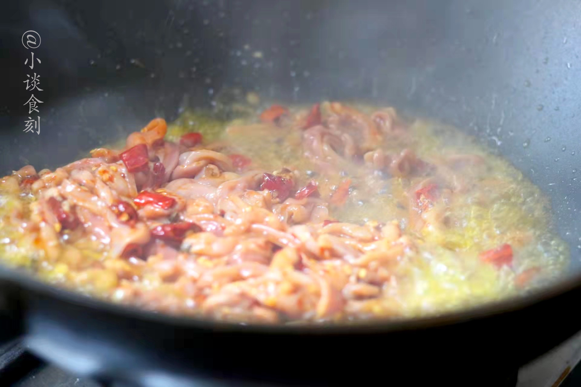 过年吃猪肚别卤了，牢记“1腌2炒3翻”，猪肚嫩滑爽脆，下饭香