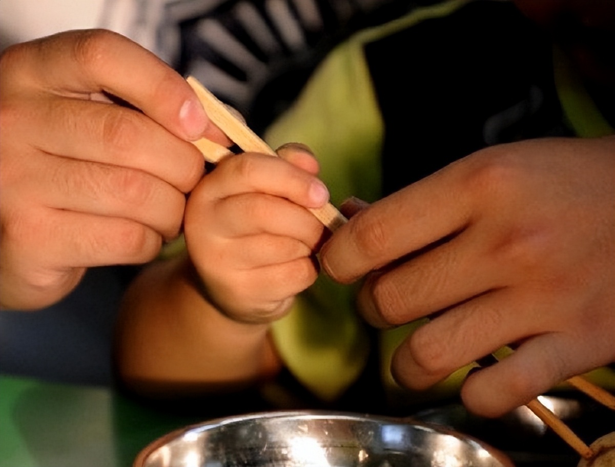 孩子已经幼儿园中班了，还不会用筷子吃饭？引导步骤写全了