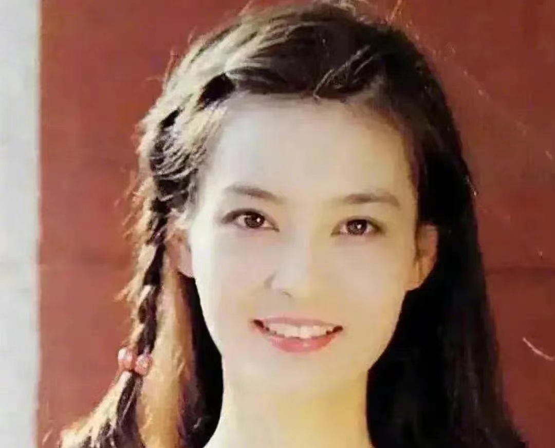 剧里土气十足的大妈，年轻时个个是风华绝代的大美人，差距太大了