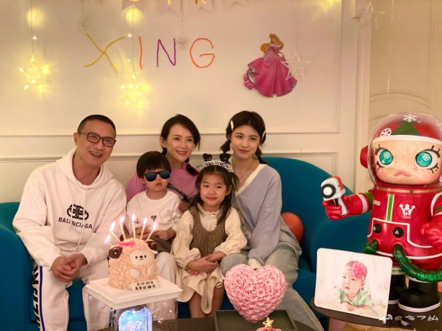 章子怡庆女儿满6岁，一家五口幸福有爱，继女小苹果高颜值抢镜