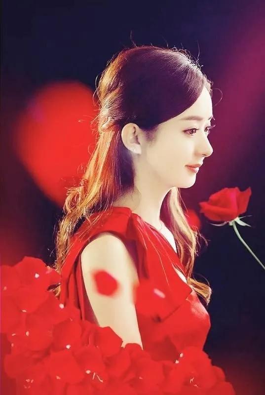 幸福到万家：赵丽颖那些年的红衣造型，你最喜欢哪一个？