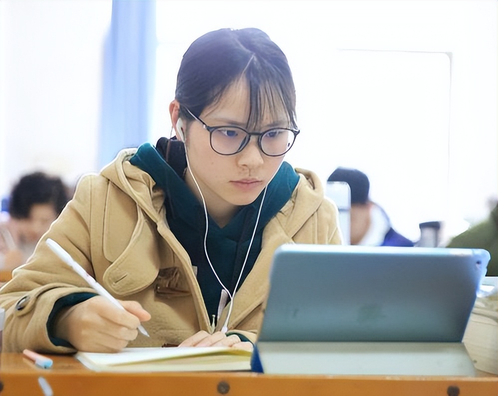 提早了解招生简章与专业目录，有助于报考选择，考研前要认真翻阅