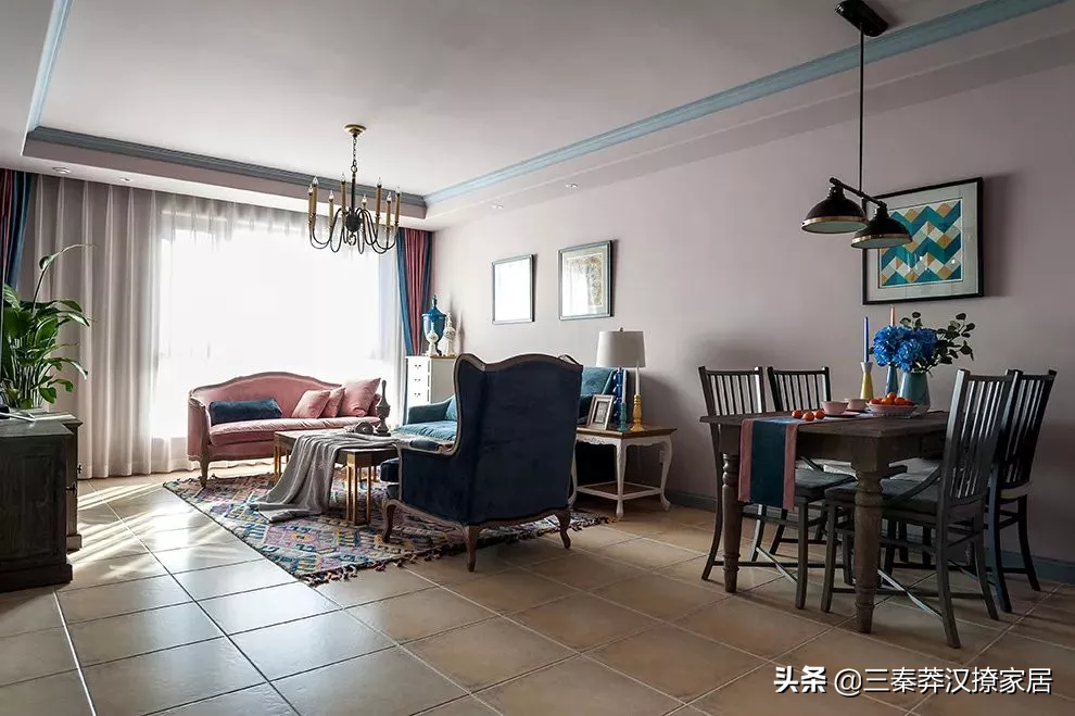 她家的美式风，格调高雅，空间弥漫着怀旧情怀的古典浪漫气息
