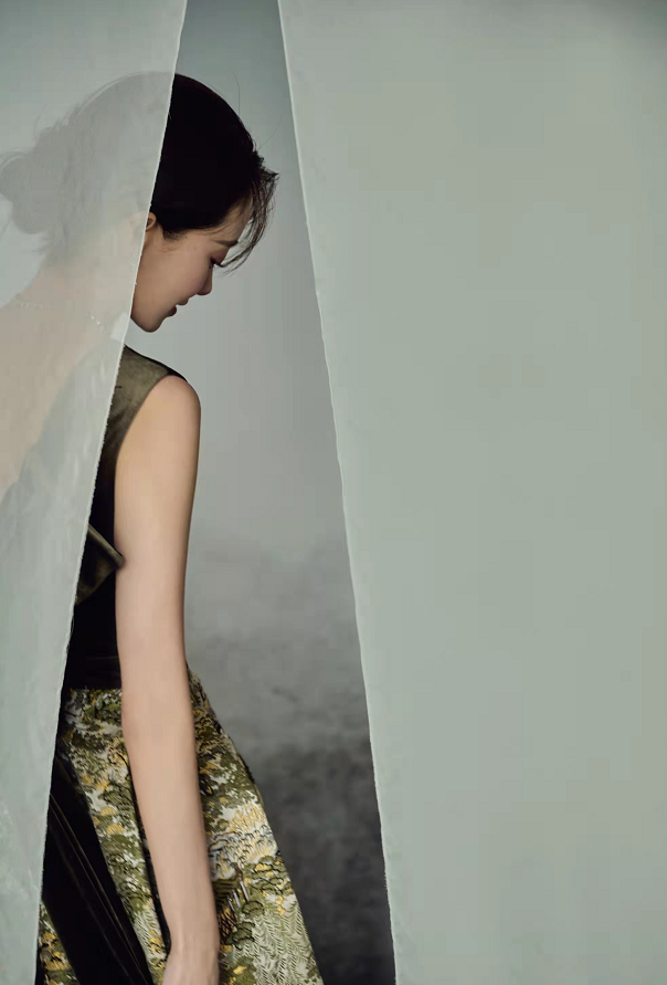 中国风就是最牛的！张小斐穿云锦高定靠文化底蕴美过倪妮，成赢家