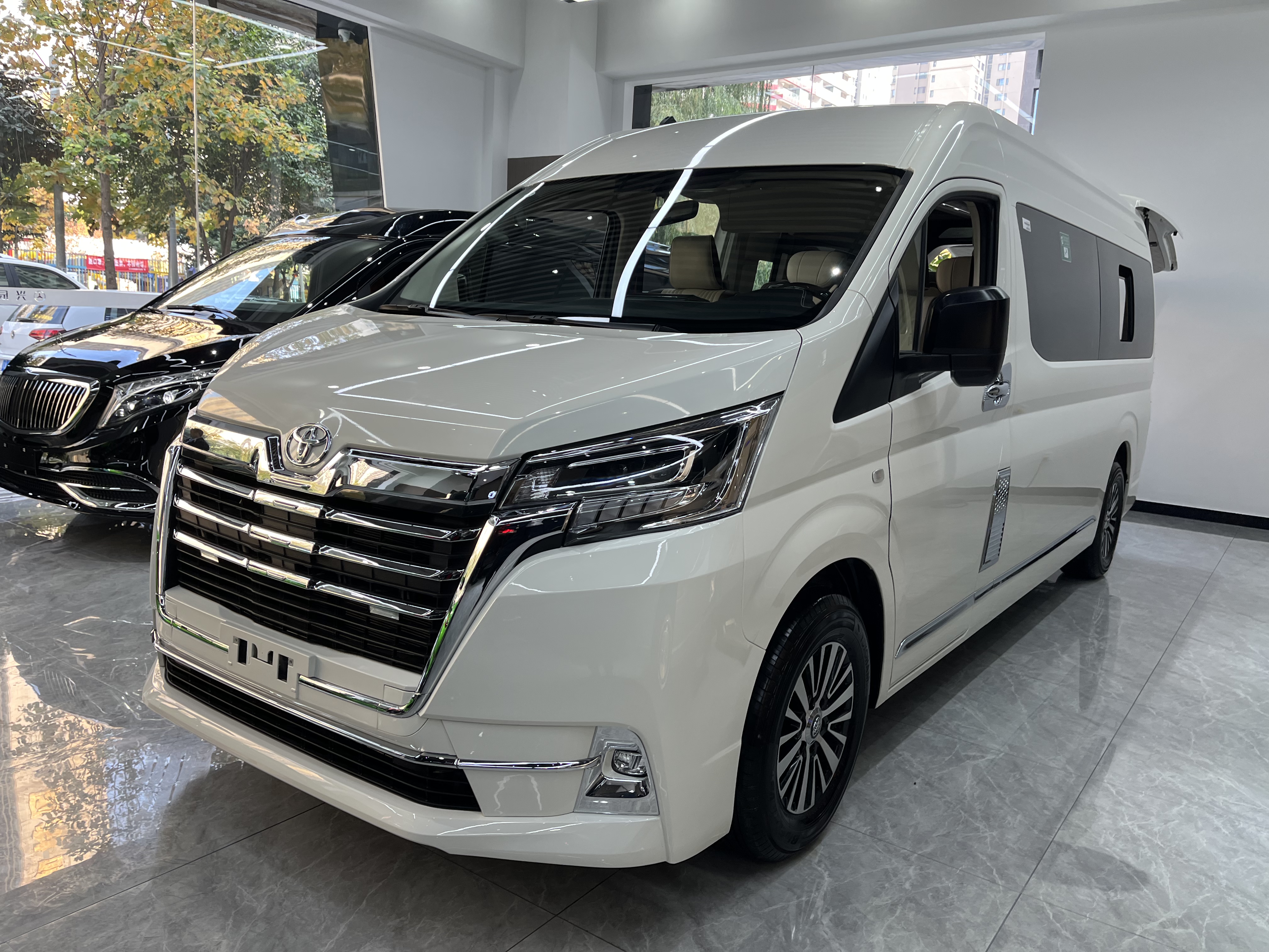 蓝牌九座c本就能开的进口商务车——丰田海狮