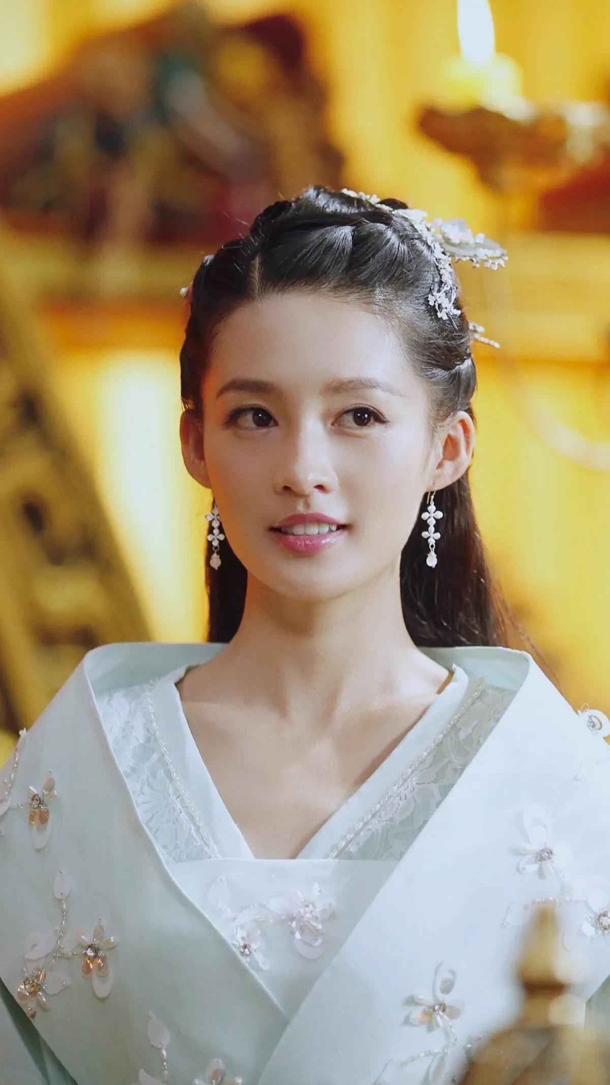 同样是“红衣造型”，杨幂娇俏像少女，赵丽颖霸气十足