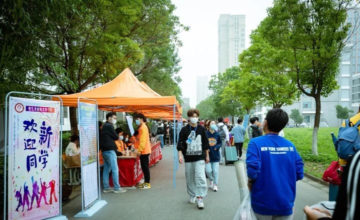 智能时代，“00后”新生入学情景比想象精彩