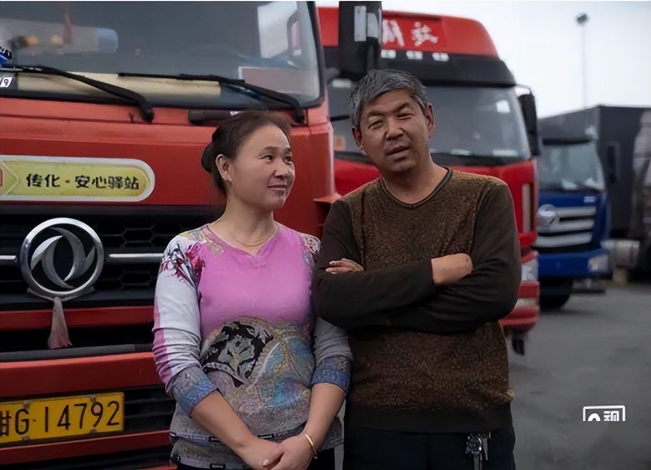 中国1000万卡车夫妇真实生活：24小时吃住都在车上，货比命更重要
