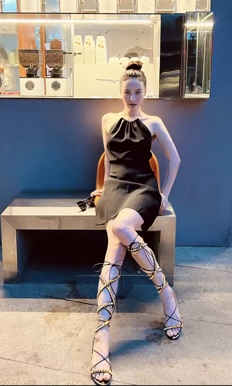 女星孙晶晶年近40,穿黑色吊带短裙,肤色白嫩如霜,如妙龄少女