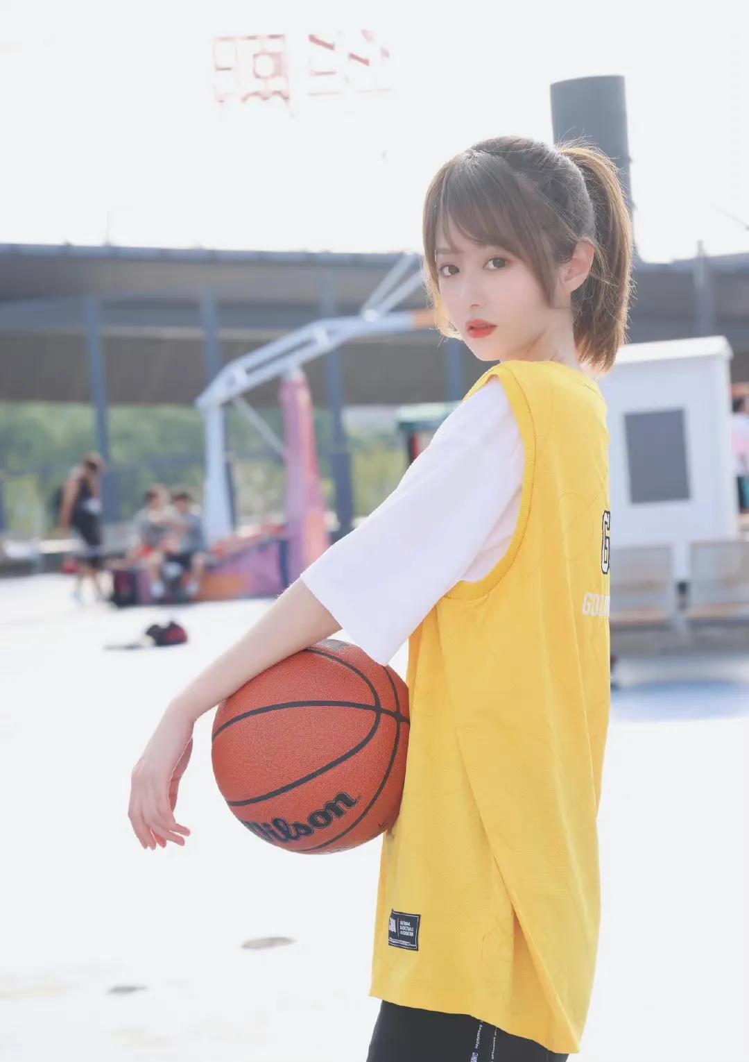 为什么叫nba解说小姨妈(谈起腾讯NBA女主播，就不得不提起小姨妈的大名了，你更喜欢谁？)