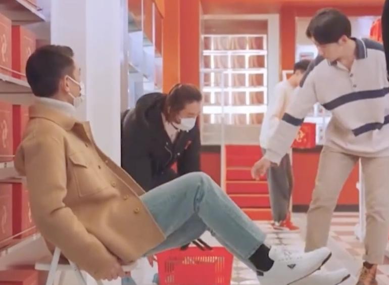 明明是50多岁的大叔，却把自己活成20岁的小伙，这些男星，我服