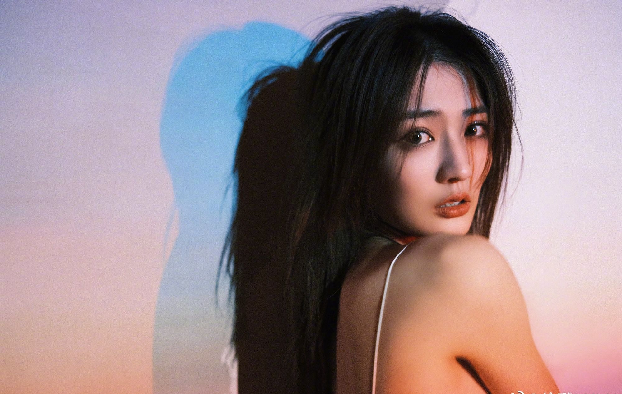 徐璐短发白色抹胸装性感写真