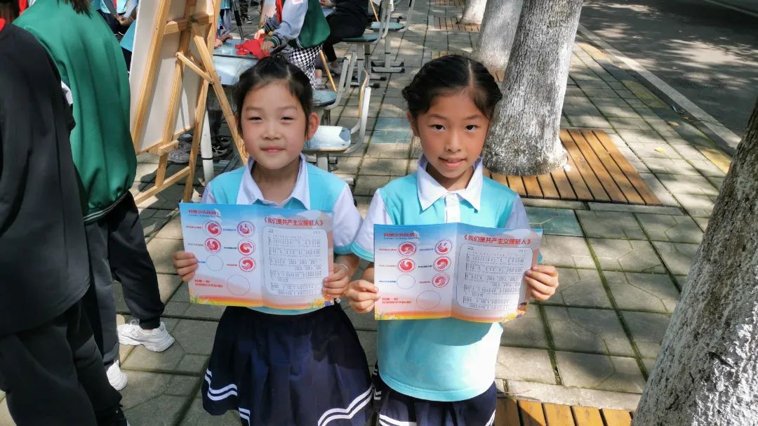 四川天府新区永兴小学一年级的孩子们在香樟林开展入队闯关活动