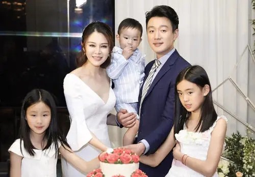 6位娱圈明星夫妻，从校服到婚纱，个个娶初恋，在一起最长40年