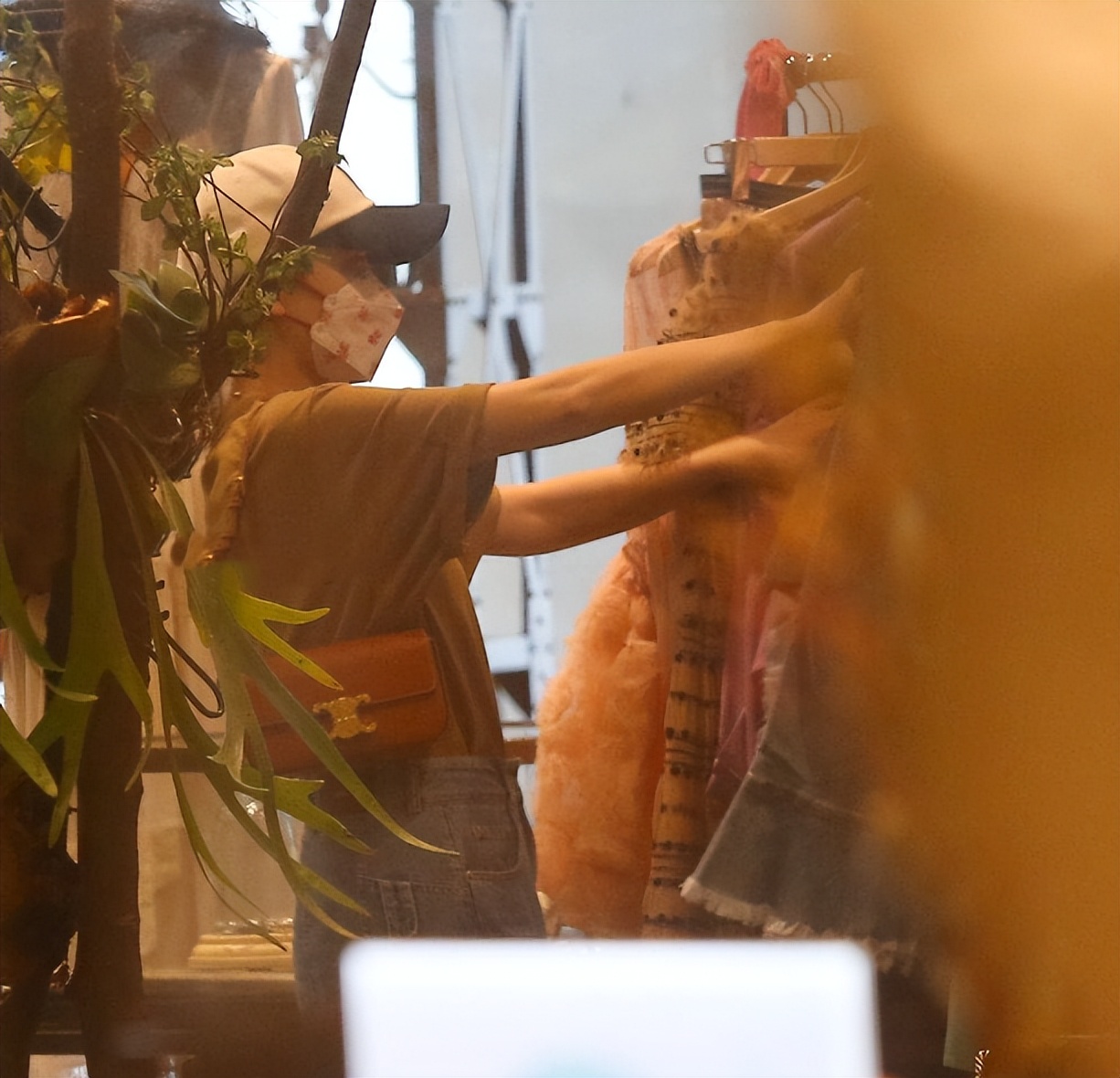 43岁陈乔恩与老公牵手逛街，十指相扣好恩爱，身材妙曼似少女