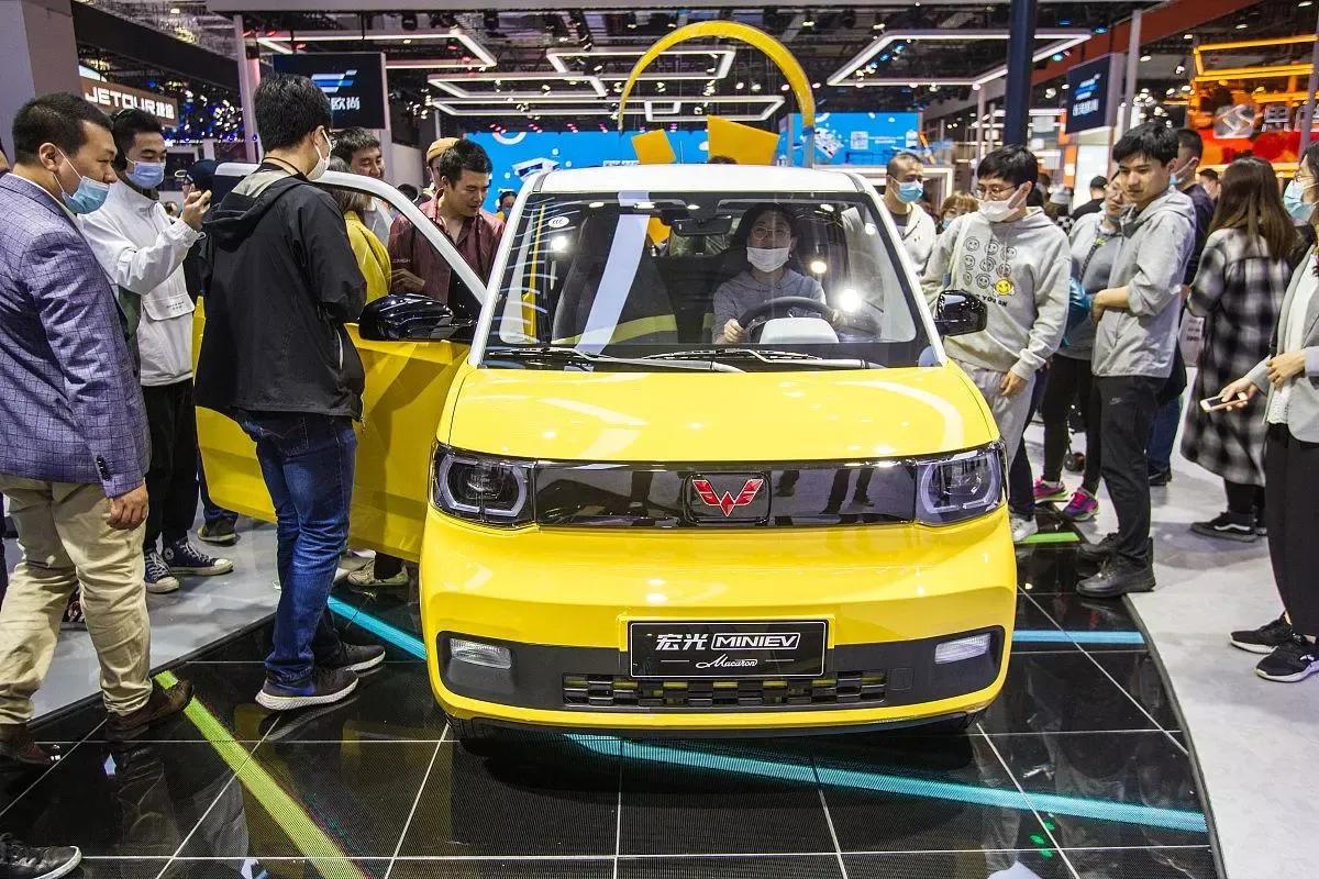 五菱宏光MINI EV马卡龙版和GB款齐上阵，续航升级300km，你选哪款
