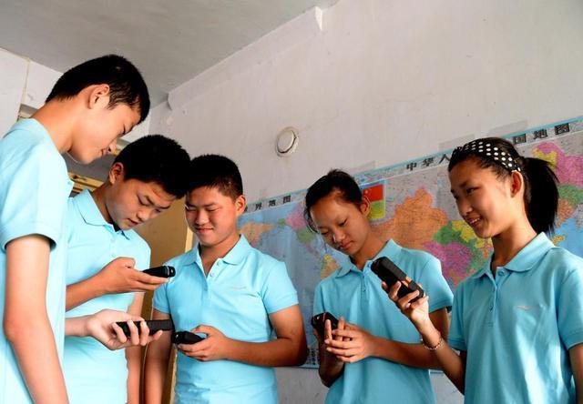 19年前轰动一时的5胞胎已成年，妈妈：孩子跟着我们太受罪了