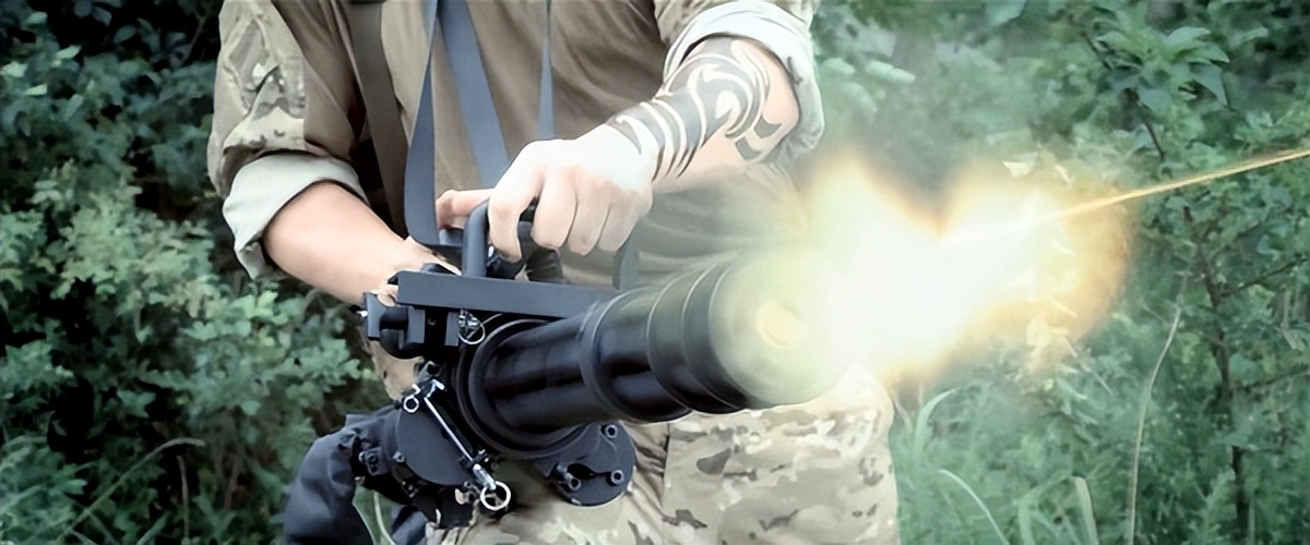 吴京硬汉枪战动作片《战狼》武器解析盘点