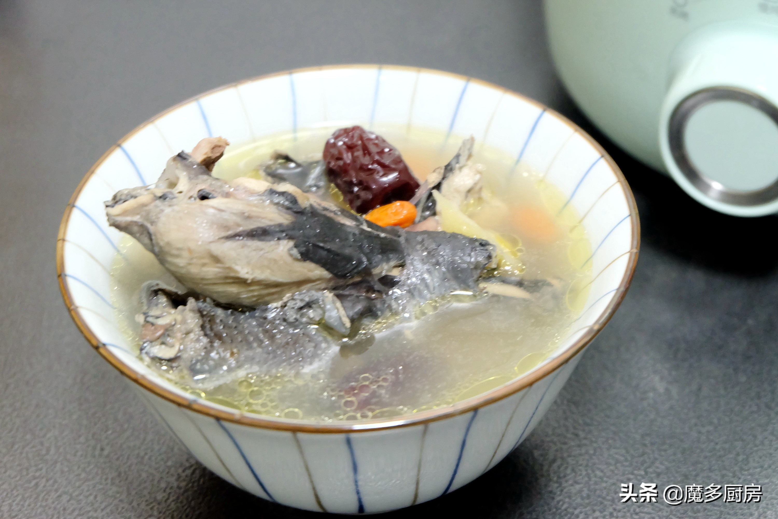 天气寒冷身体虚弱,来一碗鲜美的红枣乌鸡汤吧!汤鲜味美做法简单