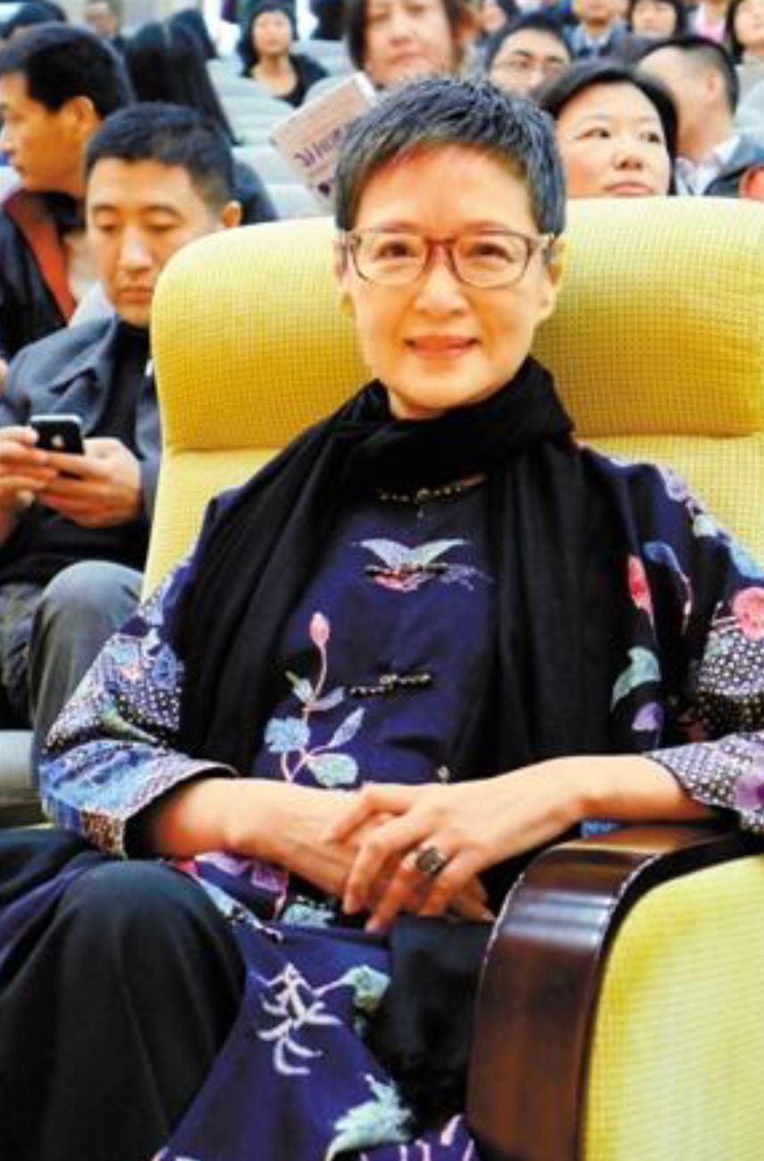 看到69岁胡因梦才发现:女人上了年纪剪短发,原来可以这么高级