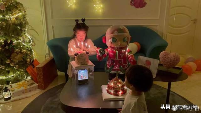 章子怡否认离婚后晒家庭照，汪峰跟2岁儿子穿亲子装，父子俩超像