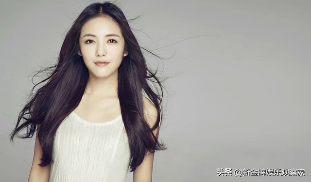 蔡文静被拍到和男子牵手回家，真人又瘦又美，粉丝：少关注私生活