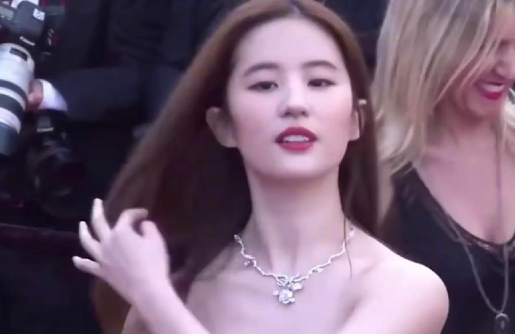 34岁的刘亦菲到底有多美，看呆台下一众明星