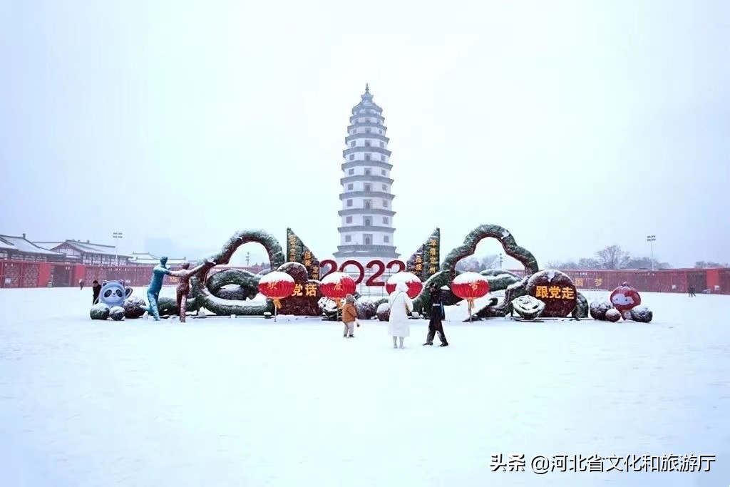 河北定州：飞絮弥漫天地 古城美不胜收