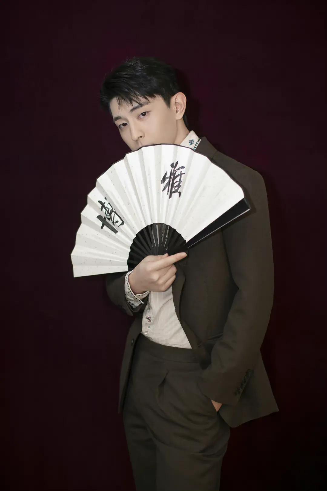 花样美男——邓伦青春气息十足图片