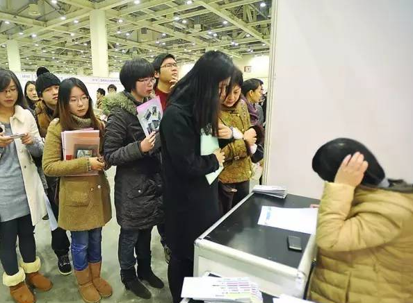 江西一女大学生体贴家长，利用寒假期间上街卖烤肠，10天净赚2600