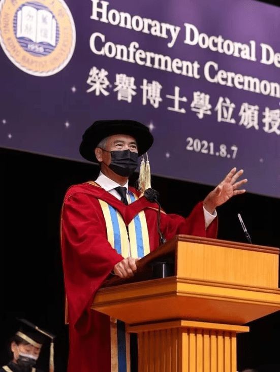 66岁周润发带草蜢跑步！两鬓斑白鱼尾纹明显，气场太强大哥范十足