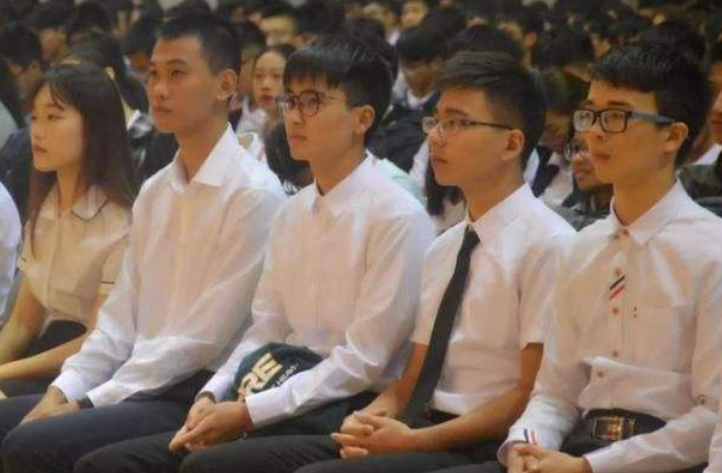 专科生求职连吃闭门羹，吐槽一堆证书不抵211学历，HR一语道破