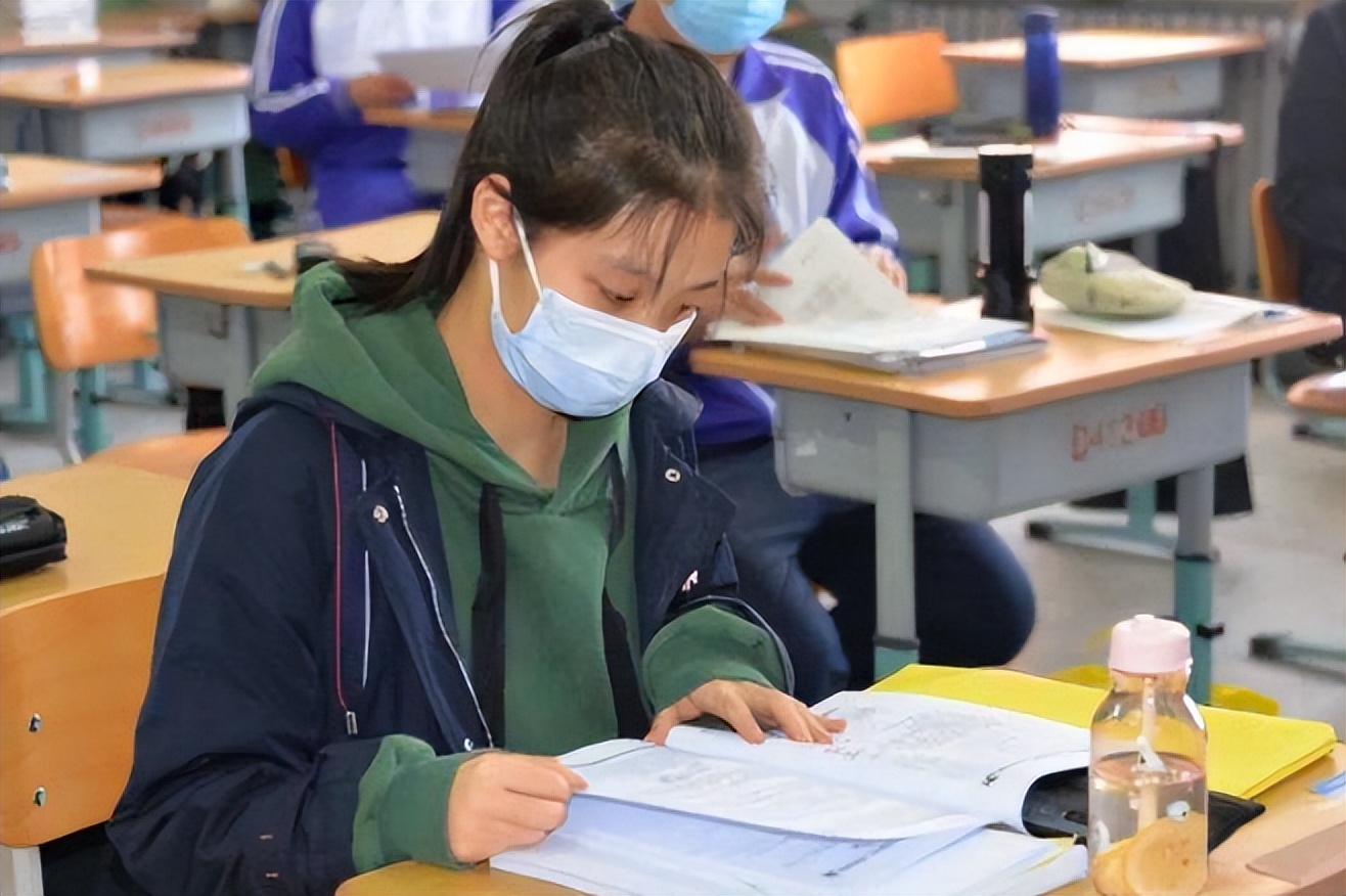 为什么高考前，很多女生会偷吃“避孕药”？班主任道出其中原委