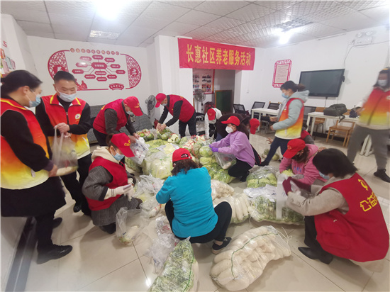 武汉亿嘉亲社工服务中心与公益在线湖北站为疫情中的老人送蔬菜