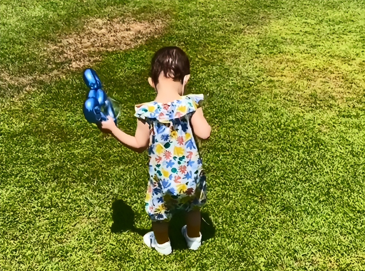 林峯夫妇带娃游玩，1岁格格追蝴蝶热得满头大汗，投喂爸爸好贴心