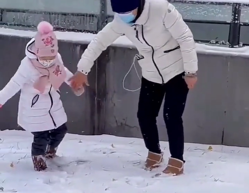 Yan学晶一家乘豪华帆船出海！儿子肚子大，摇着手，媳妇儿迈着细长的腿玩儿。