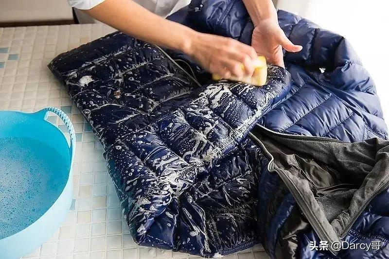 冬季羽绒服如何清洗和保养？教你超实用的方法，蓬松柔软还干净
