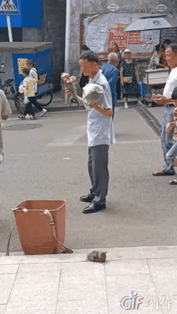 这是有多么的喜欢玩游戏呀，受伤了还一直在玩