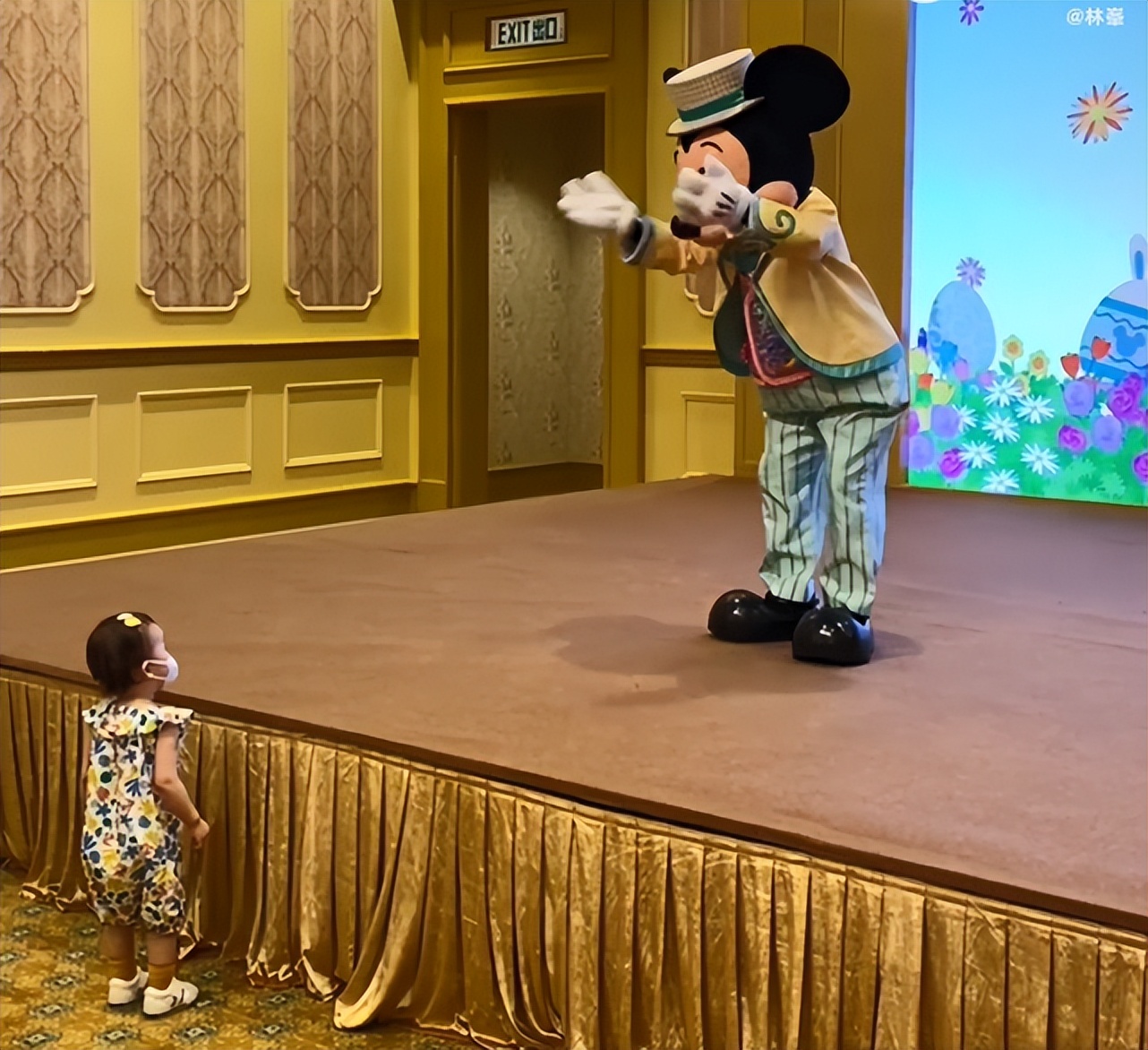 林峯夫妇带娃游玩，1岁格格追蝴蝶热得满头大汗，投喂爸爸好贴心