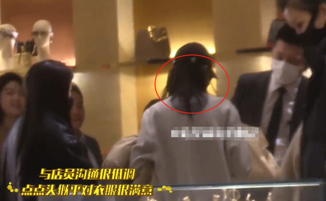 迪丽热巴不修边幅逛商场,手里提满奢侈品,边走边掏耳朵不顾形象