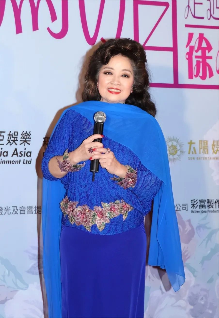 73岁徐小凤胖得很有韵味!虽身材发福明显,满身挡不住优雅气质