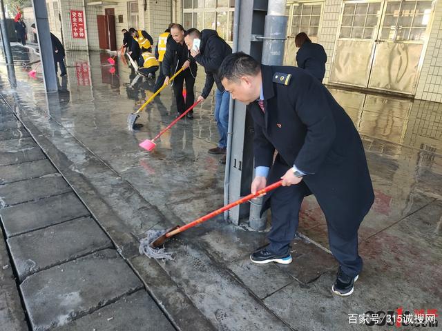 春运中的盐津站：两小时把“无名”旅客安全送到家