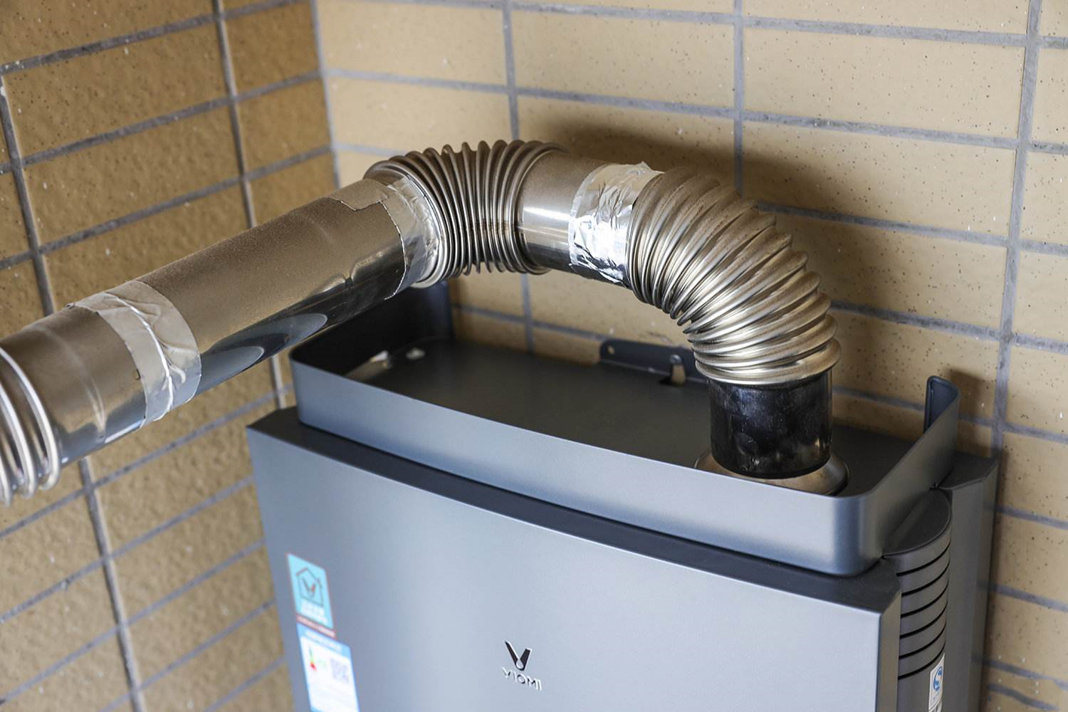 顾名思义,就是在热水器里装了一个风机,主动,强制地将废气通过烟道排