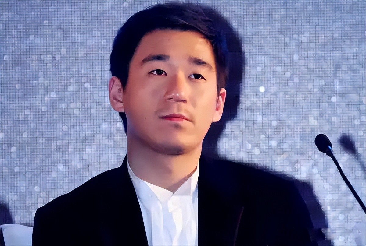 18年的蜕变,那个当街被张默殴打的童瑶,已是对方高攀不起的人